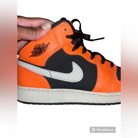 ⛹🏾‍♂️ Air Jordan 1 Mid Black Cone (GS) - Youth 6.5
