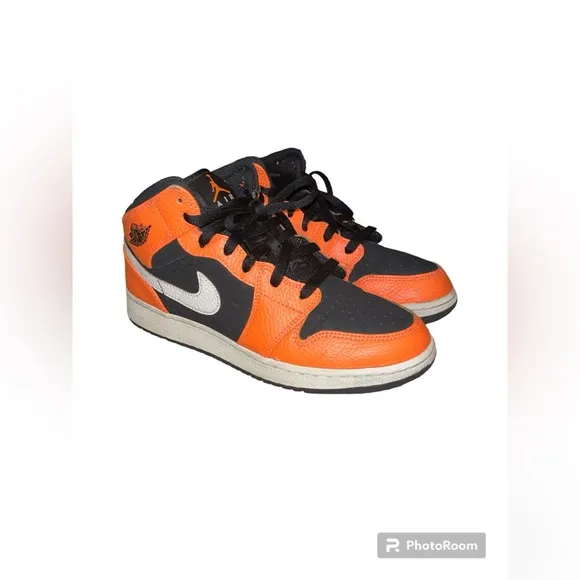 ⛹🏾‍♂️ Air Jordan 1 Mid Black Cone (GS) - Youth 6.5