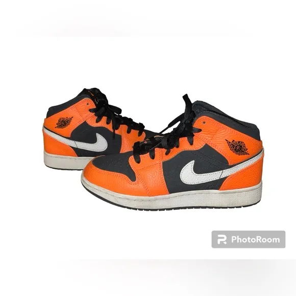 ⛹🏾‍♂️ Air Jordan 1 Mid Black Cone (GS) - Youth 6.5