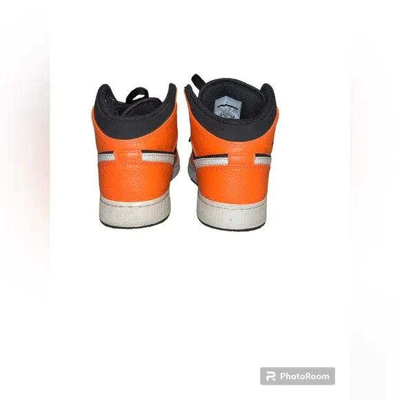 ⛹🏾‍♂️ Air Jordan 1 Mid Black Cone (GS) - Youth 6.5