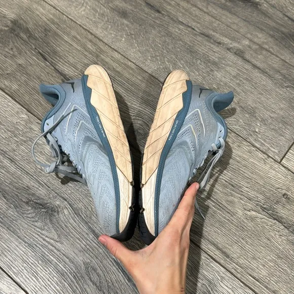 • Hoka • Women’s Arahi 5 Road Running Shoes  Blue Fog/Provincial Blue 9.5 B