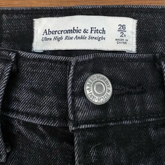 A&amp;F Curve Love Ultra High Rise Ankle Straight Distressed Black 26/2 Regular