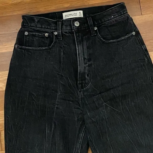 A&amp;F Curve Love Ultra High Rise Ankle Straight Distressed Black 26/2 Regular