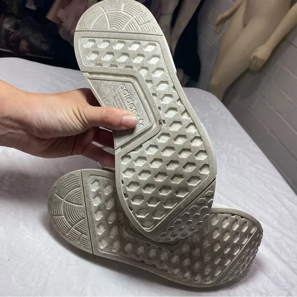 Adidas NMD_R1 Velvet Women's White Size 6 Crystal White Velour Shoes Sneakers