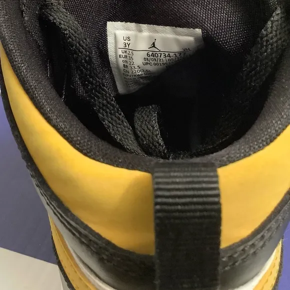 Air Jordan 1 Mid White Pollen Black Kids 3y