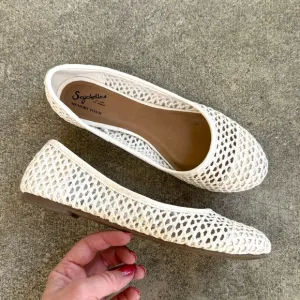 Anthropologie Seychelles Ivory White Open Weave Flats Size 7.5 Memory Foam Shoes