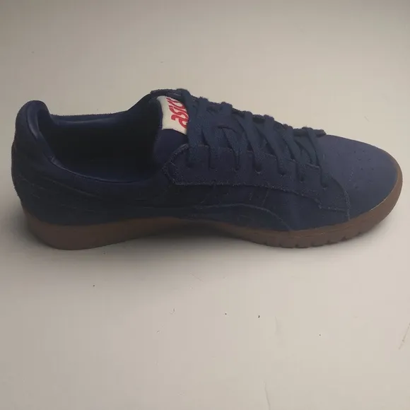 Asics men low top blue suede gel sole skate shoes  size 9.5