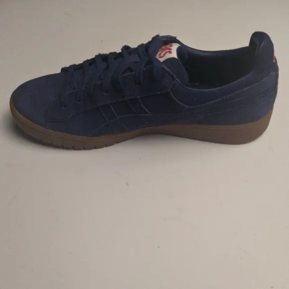 Asics men low top blue suede gel sole skate shoes  size 9.5