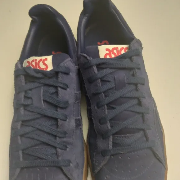 Asics men low top blue suede gel sole skate shoes  size 9.5