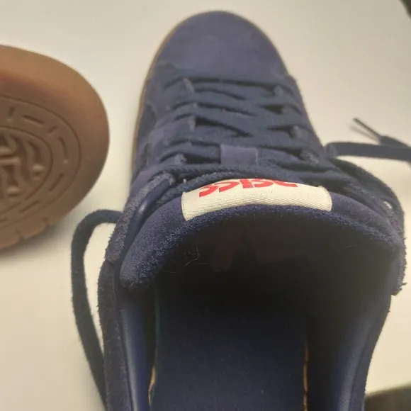 Asics men low top blue suede gel sole skate shoes  size 9.5