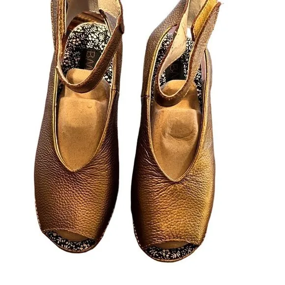 Bernie Mav Womens MELY Sandel in Bronze. Size 37 = 61/2 to 7.