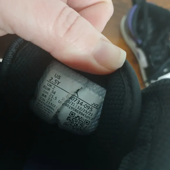 Boys 2.5 Jordan 1 Mid Dark Iris