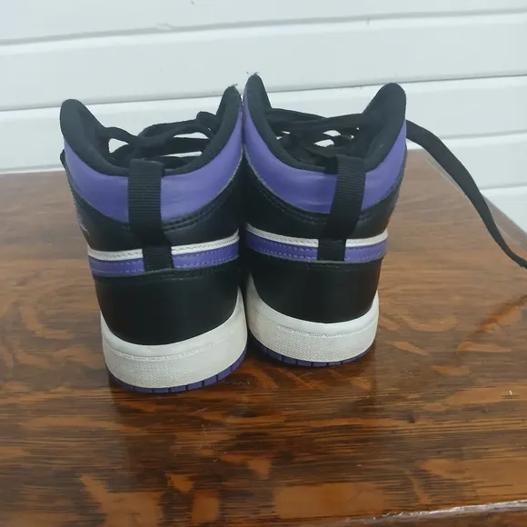 Boys 2.5 Jordan 1 Mid Dark Iris