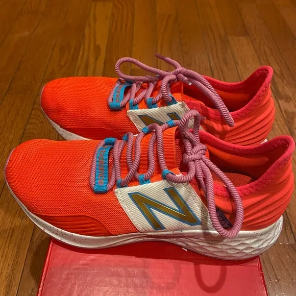 *BRAND NEW, never worn!* girls size 4 New Balance fresh foam tennis shoes.