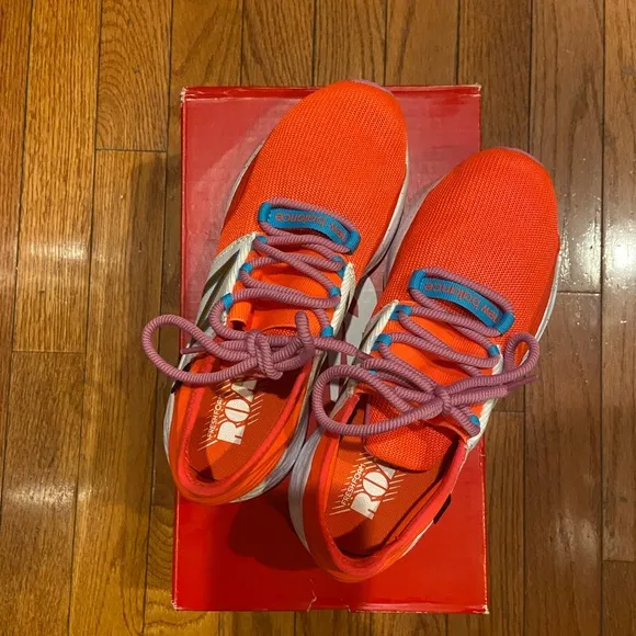 *BRAND NEW, never worn!* girls size 4 New Balance fresh foam tennis shoes.