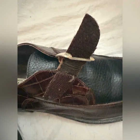Brighton NWOT brown alligator design shoes