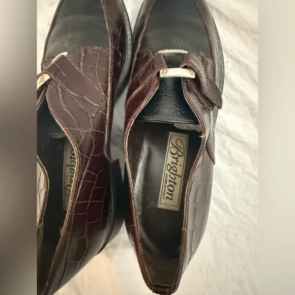 Brighton NWOT brown alligator design shoes