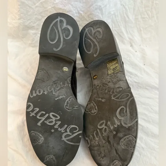 Brighton NWOT brown alligator design shoes