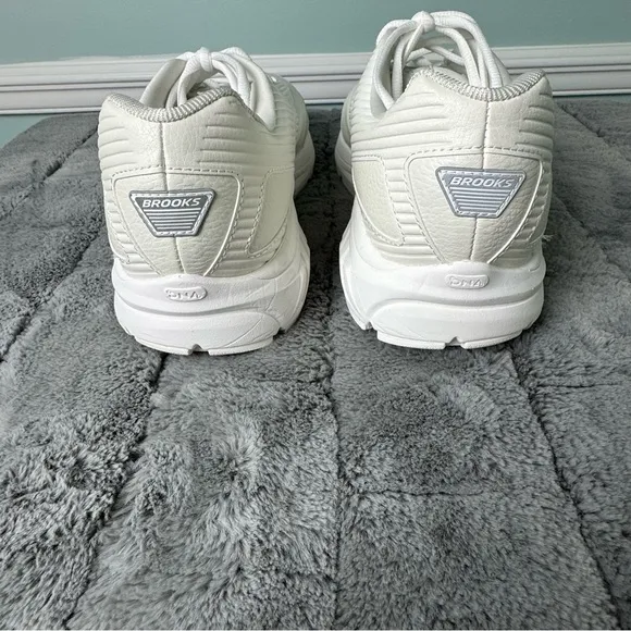 Brooks Addiction Walker 2 Walking Shoes White/White US Women 12 Xwide EE Leather