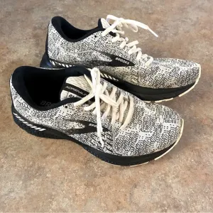 Brooks Adrenaline GTS 21 Running Shoes Black and White, Women's 9 M Sneakers