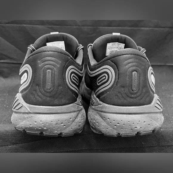 Brooks GTS 23 Men’s Running Shoes – Size 10.5 M – Black &amp; Gray – Preowned