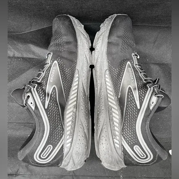 Brooks GTS 23 Men’s Running Shoes – Size 10.5 M – Black &amp; Gray – Preowned