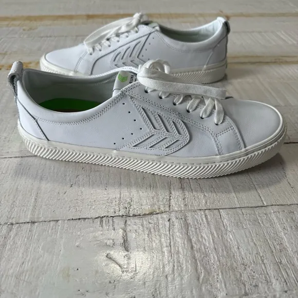 Cariuma Catiba Low NWOT Men’s size 9.5 White Leather Low Profile Sneakers
