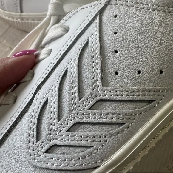 Cariuma Catiba Low NWOT Men’s size 9.5 White Leather Low Profile Sneakers