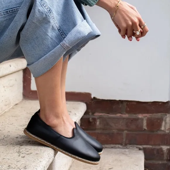 Charix Black Leather Slip On Loafer Flats Size 38
