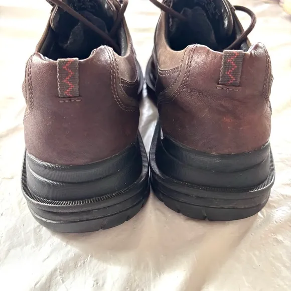 Clarks Brown Leather waterproof Gore-Tex Walking Shoes SZ 9.5 M NWOT