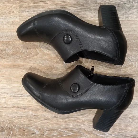 Clarks Women's Black Heeled Shoes Size 7M