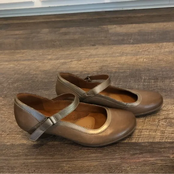 Cobb Hill Mary Janes EUC only worn around house.  Size 8.5