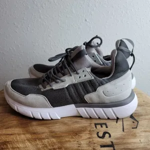 Cu4tro striker gray on gray sneakers