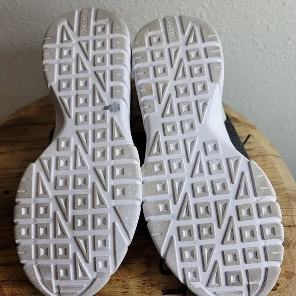 Cu4tro striker gray on gray sneakers