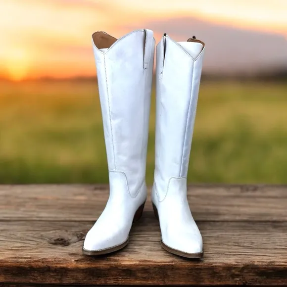 Dingo NWOB size 8.5 Women’s the Bonanza White Heeled Boots Western
