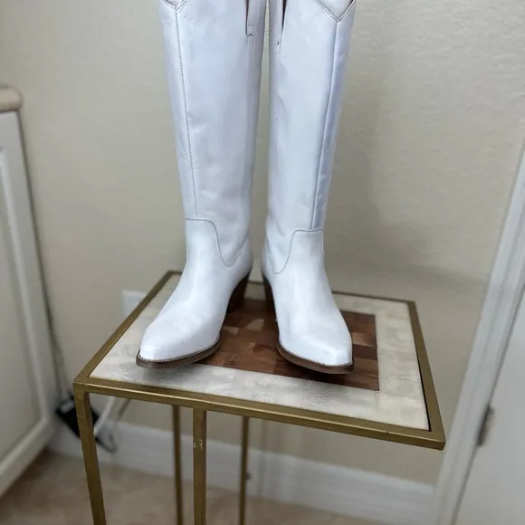 Dingo NWOB size 8.5 Women’s the Bonanza White Heeled Boots Western