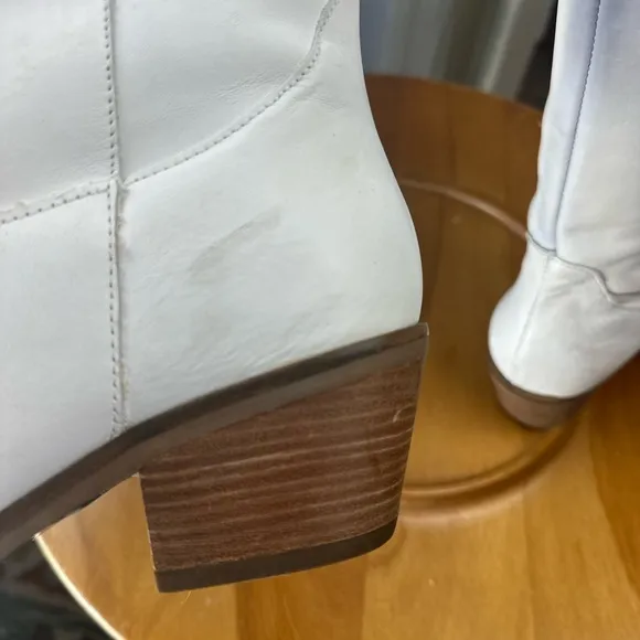 Dingo NWOB size 8.5 Women’s the Bonanza White Heeled Boots Western