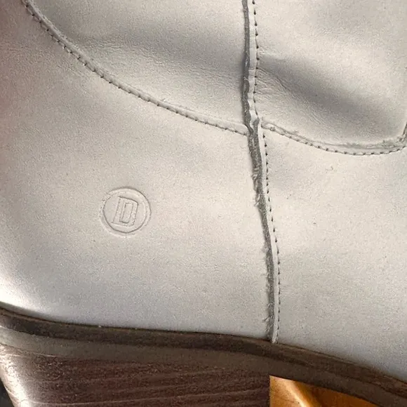 Dingo NWOB size 8.5 Women’s the Bonanza White Heeled Boots Western