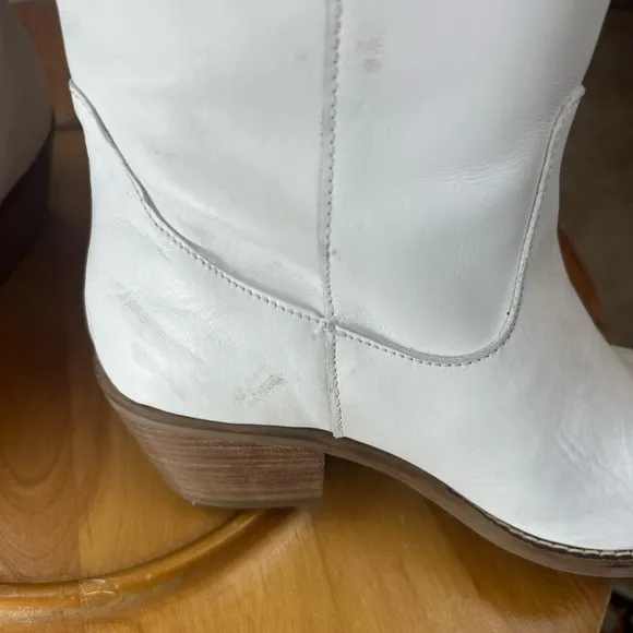 Dingo NWOB size 8.5 Women’s the Bonanza White Heeled Boots Western