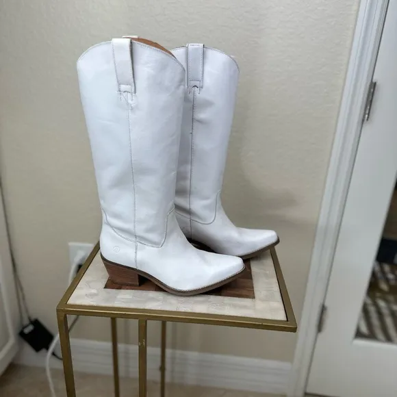 Dingo NWOB size 8.5 Women’s the Bonanza White Heeled Boots Western