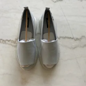 DKNY Women's Orza faux leather slip-onShoes blue halogen size 9.5.