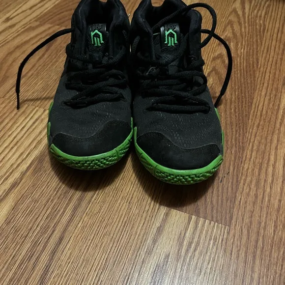 Green Halloween kyrie 4 used no box size 2.5Y