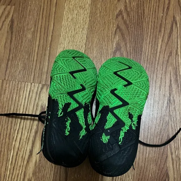 Green Halloween kyrie 4 used no box size 2.5Y