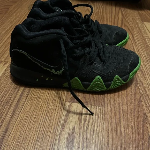 Green Halloween kyrie 4 used no box size 2.5Y