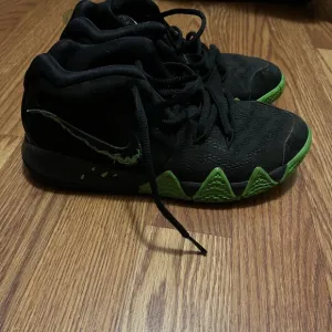 Green Halloween kyrie 4 used no box size 2.5Y