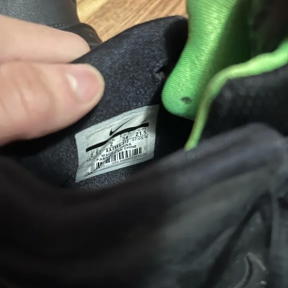 Green Halloween kyrie 4 used no box size 2.5Y