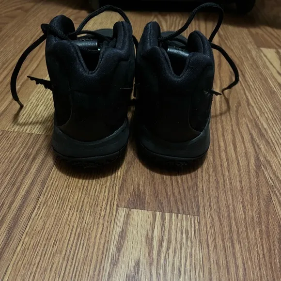 Green Halloween kyrie 4 used no box size 2.5Y
