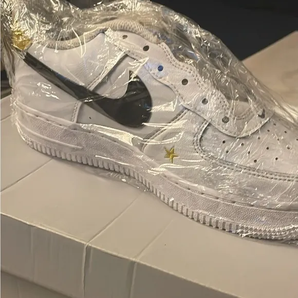 have a Nike day shoes size 5 kids