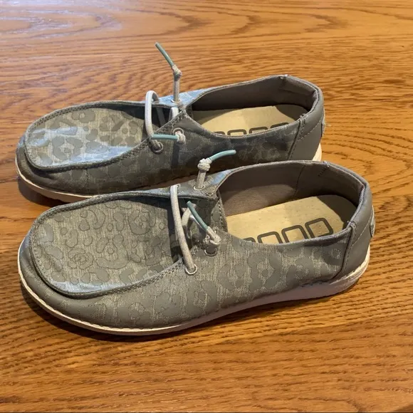 hey dude wendy shoes in &quot;cat eye grey&quot; 💛 girls size 3