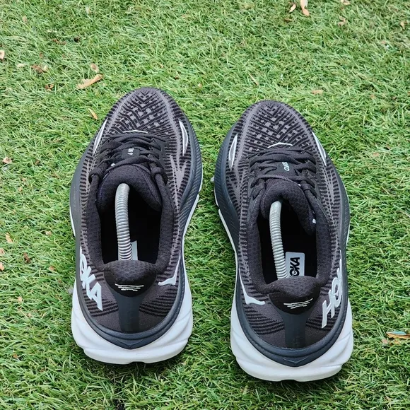 HOKA CLIFTON 9 - Womens Athletic Shoes - SIZE 8.5D WIDE